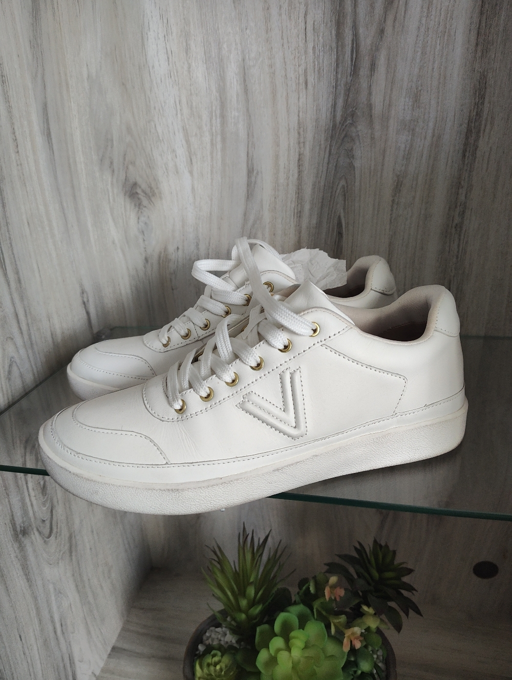 Vionic White Canvas Low-Top Sneakers with Gold Eyelets Women's SZ 8